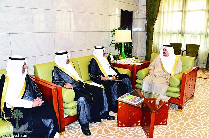 أمير الرياض يستقبل رئيس المركز العربي للثقافة والإعلام